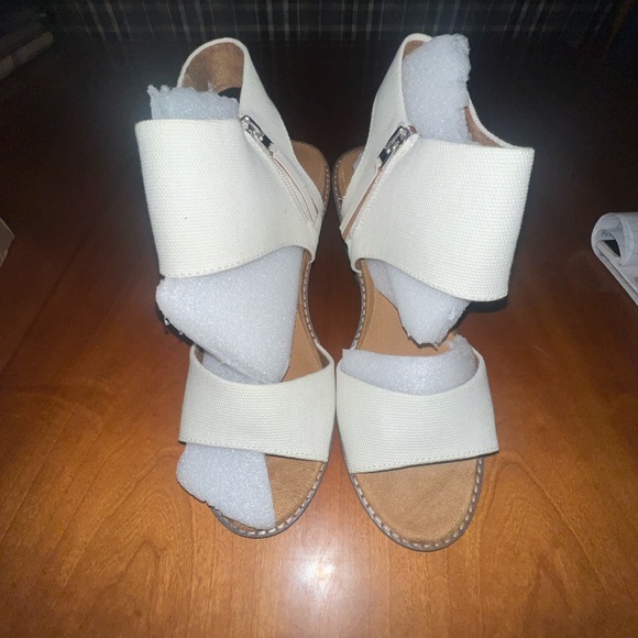 Women’s size 9.5 medium cushionaire Rosanna Ivory - Picture 1 of 4